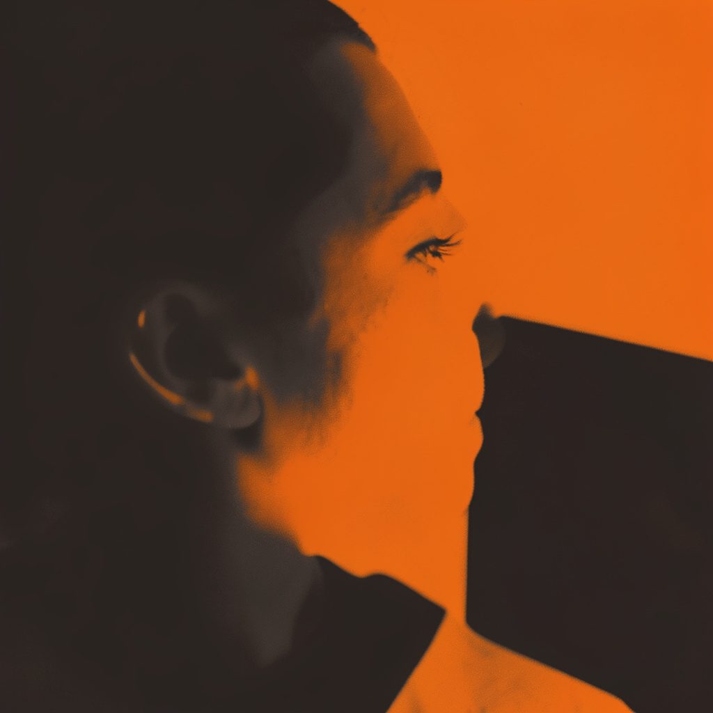 Rundes Foto eines digitalen Arbeitsplatzes in warmem Orange-Duoton, Bildschirm mit abstrakten Oberflächen