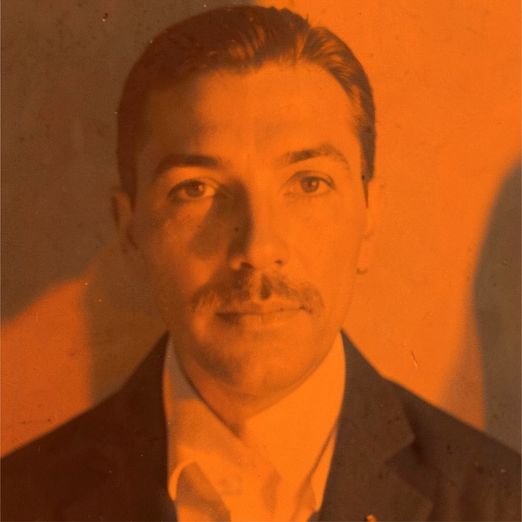 Rundes Porträtfoto-Motiv in Orange-Schwarz-Duoton, das ein Interview-Thema andeutet